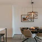 Huswell - Beautiful Apartment Overlooking The Marina